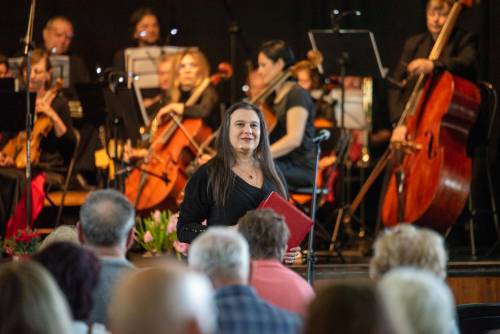 Zdjęcie przedstawia prowadzącą koncert.